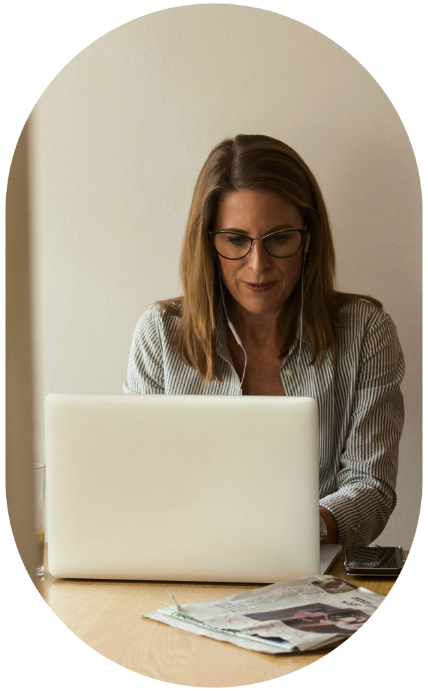 Image d'une étudiante sur son ordinateur